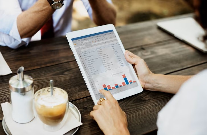 كيف يعزز تحليل البيانات الأداء ويحقق النجاح المستدام للrestaurants السحابية؟