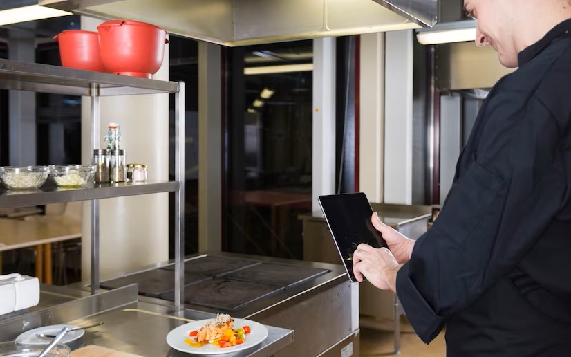 دور الذكاء الاصطناعي في إحداث ثورة في عمليات تحضير الطعام في المطاعم السحابية