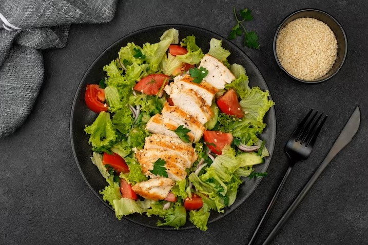 مزايا إضافة الأطعمة دائمة الخضرة في قائمة المنيو المطعم السحابي