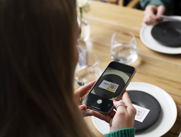 ما هي تقنية التعرف على الصوت في تطبيقات المطاعم السحابية؟