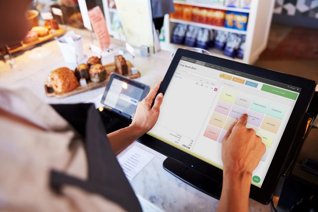 كيف يمكن لبرنامج واحد أن يرفع كفاءة مطعمك؟ 5 فوائد لـ برنامج تنظيم طلبات المطاعم